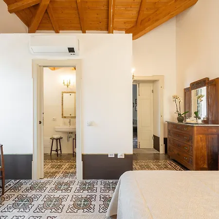 Palazzo Cherchi לינה וארוחת בוקר 3*